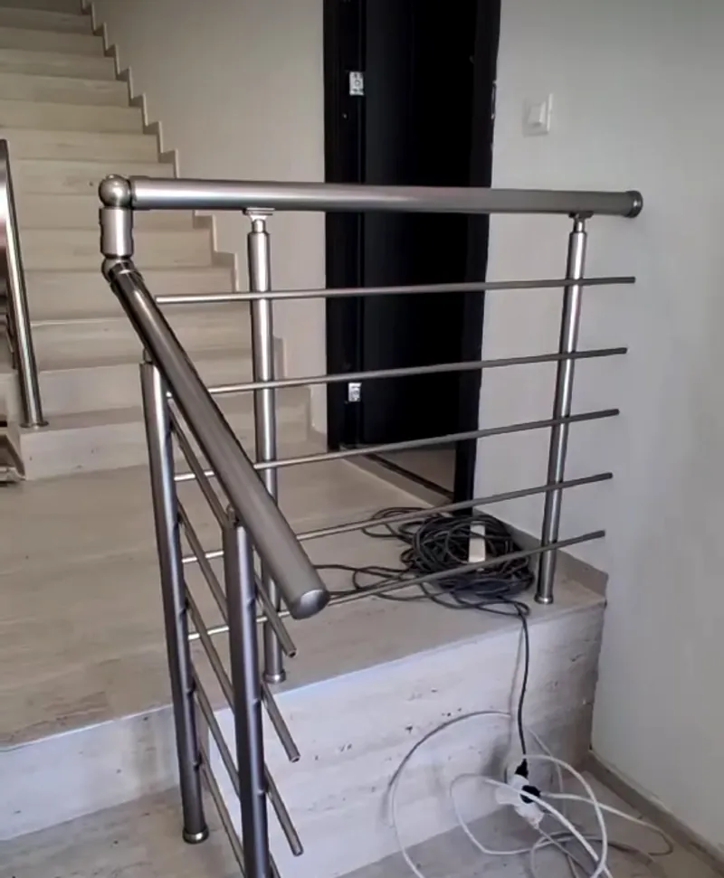 Aluminijska ograda sa rukohvatom na stepeništu