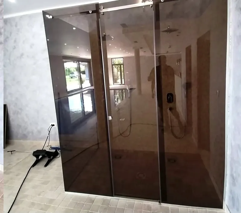 Bronza staklo sa kliznim krilom na gornjoj vođici, Nikšić