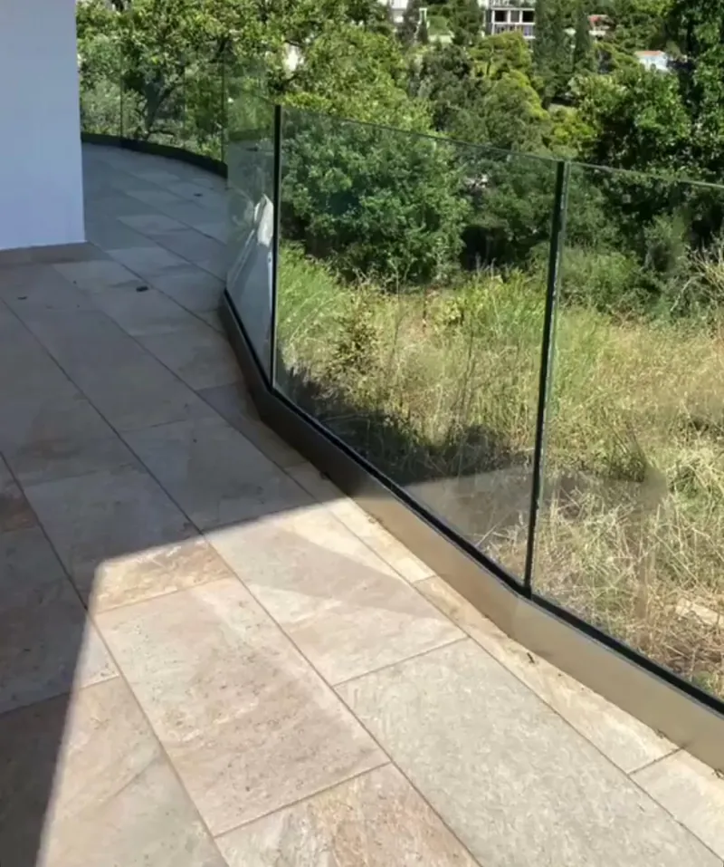 Staklena ograda uz ivicu terase i zelenilo