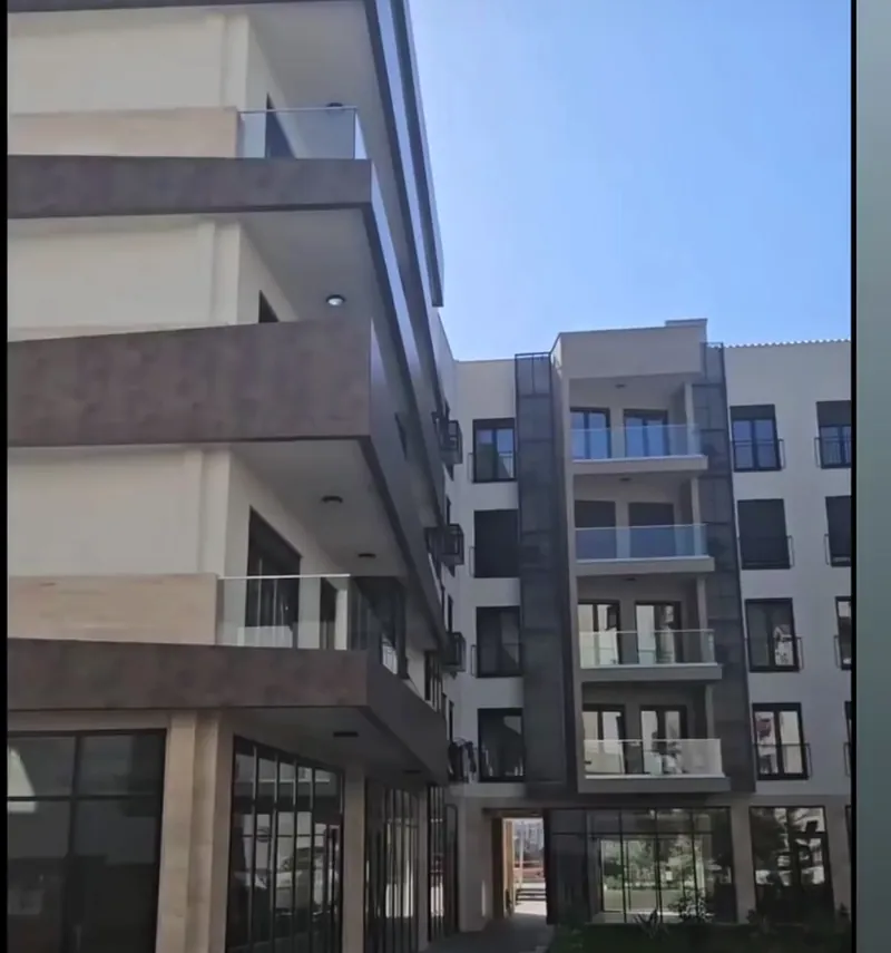 Stambena zgrada sa staklenim ogradama na balkonima